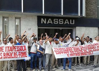 Trabalhadores do Grupo João Santos durante protesto no Recife