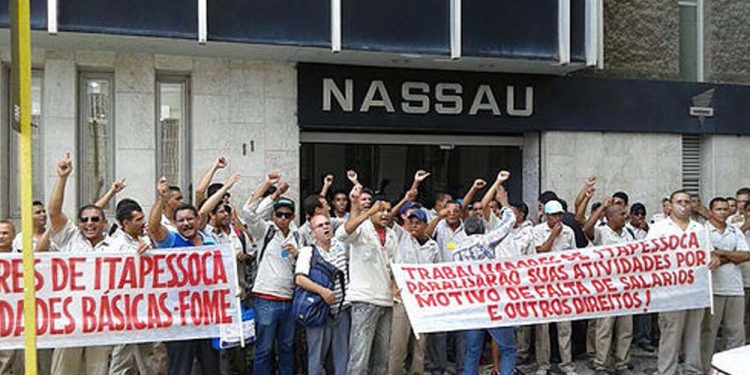 Trabalhadores do Grupo João Santos durante protesto no Recife