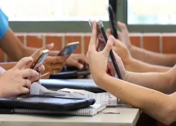 Brasil pode seguir tendência global de restrição de celulares em escolas.