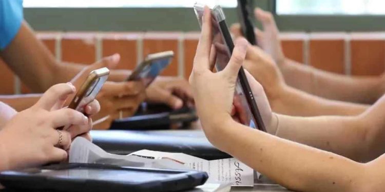 Brasil pode seguir tendência global de restrição de celulares em escolas.