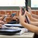 Brasil pode seguir tendência global de restrição de celulares em escolas.