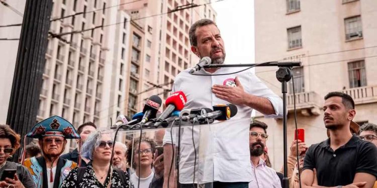 Com 18 pontos atrás nas pesquisas, Boulos faz carta aos autônomos de SP