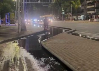 Moradora indignada denuncia esgoto a céu aberto na orla de Boa Viagem