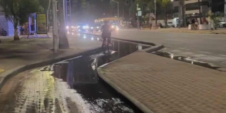 Moradora indignada denuncia esgoto a céu aberto na orla de Boa Viagem