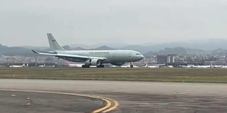 Avião com 217 resgatados do Líbano chegaram a Guarulhos na manhã desta quinta-feira (10).