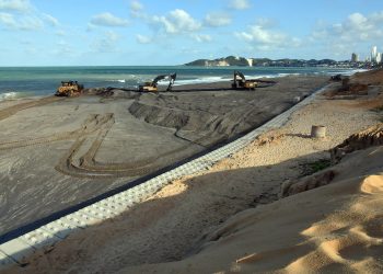 Medidas emergenciais, como o isolamento do Morro do Careca com sacos de areia, foram adotadas como forma de mitigar o risco de colapso da formação geológica natural