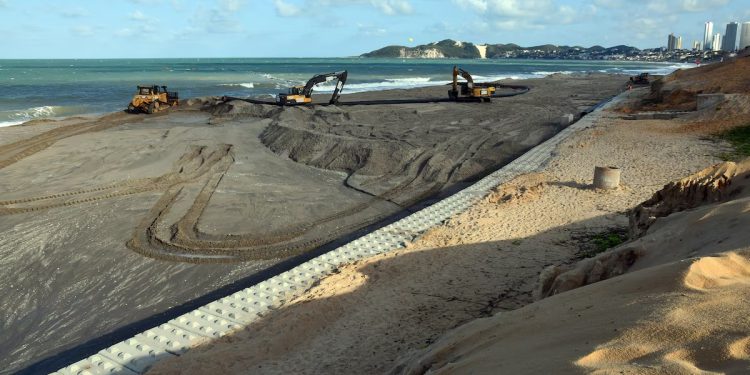 Medidas emergenciais, como o isolamento do Morro do Careca com sacos de areia, foram adotadas como forma de mitigar o risco de colapso da formação geológica natural