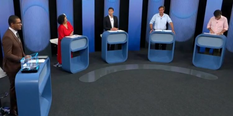 Os três rivais presentes, Gilson Machado (PL), Daniel Coelho (PSD) e Dani Portela (PSOL), tiveram como foco o candidato do PSB