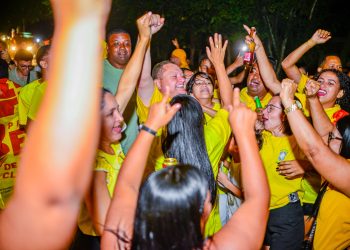 Berg Hacker comemora vitória da eleição com os braços levantados da atual prefeita, Isabel Hacker