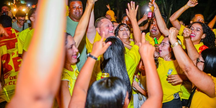 Berg Hacker comemora vitória da eleição com os braços levantados da atual prefeita, Isabel Hacker