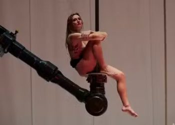 Diretora de cena Florentina Holzinger explora os limites do permissível num palco de ópera