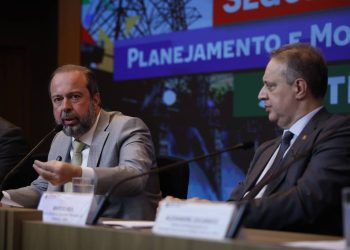 O ministro Alexandre Silveira convocou coletiva para dizer que apesar da seca, não é preciso o horário de verão