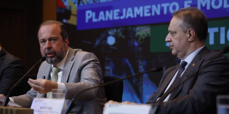 O ministro Alexandre Silveira convocou coletiva para dizer que apesar da seca, não é preciso o horário de verão