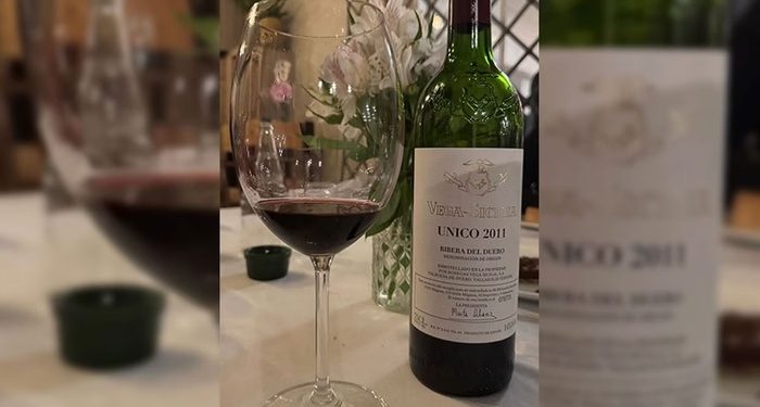 O vinho servido foi um Vega Sicilia de uma safra de 2011, vendido por R$ 8 mil