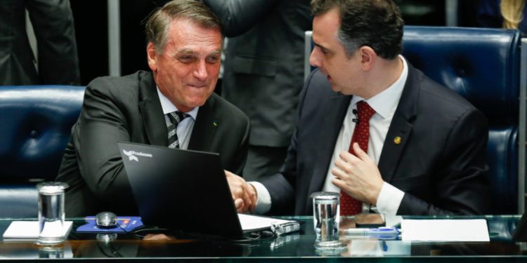 Bolsonaro vai ao Senado negociar anistia ao 8/1 e ele próprio para apoiar Alcolumbre e Motta