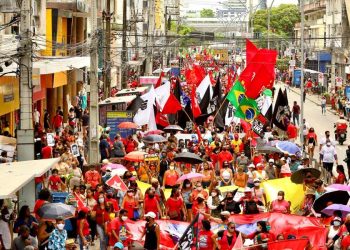 Apoiadores petistas durante ato no Recife (PE)