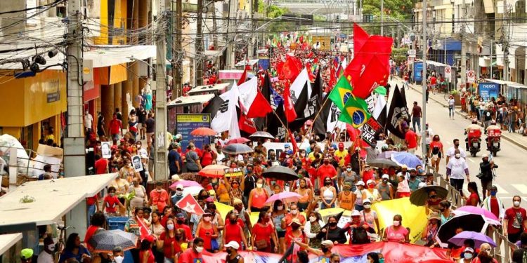 Apoiadores petistas durante ato no Recife (PE)