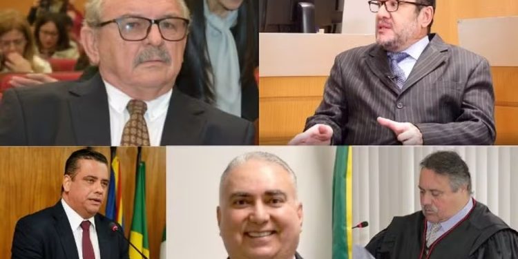 Da esquerda para a direita, os desembargadores Sidini Soncini Pimentel, Vladimir Abreu da Silva, Alexandre Aguiar Bastos, Sérgio Fernandes Martins e Marcos José de Brito Rodrigues