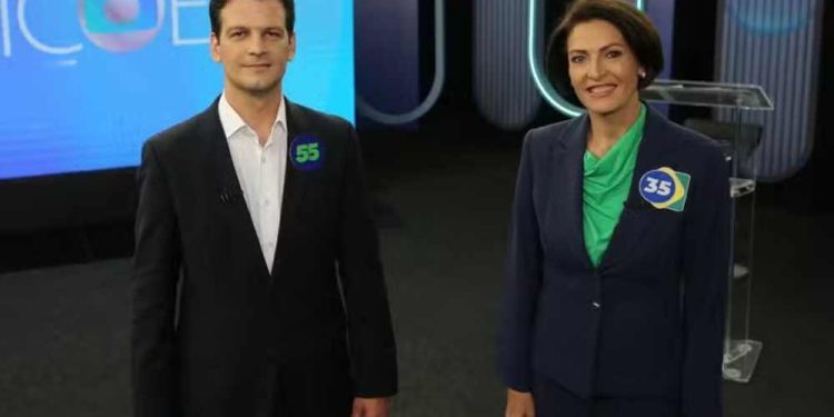 Candidatos trocam acusações sobre citação de familiares em inserções de campanha