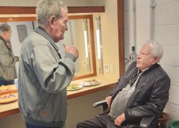 Leo Batista relembra  o dia em que Cid Moreira apresentou o Jornal Nacional de bermuda.