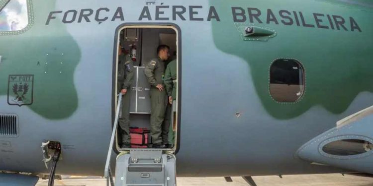 Brasil mobiliza aeronave para resgatar cidadãos no Líbano.