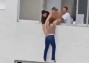 Mulher é resgatada após ficar pendurada em prédio no Guarujá.