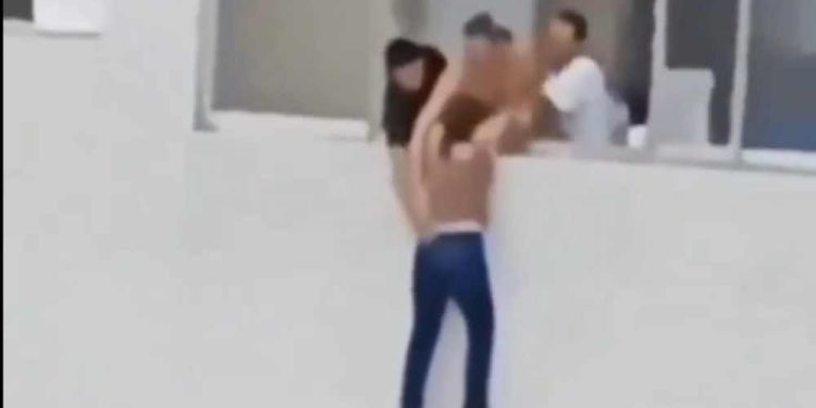 Mulher é resgatada após ficar pendurada em prédio no Guarujá.