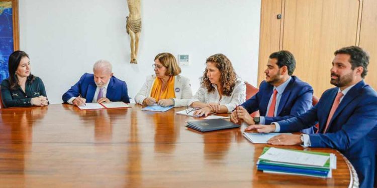 Lula sanciona lei que torna a pena de feminicídio a maior do Código Penal.