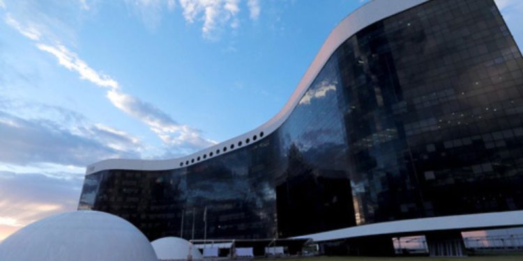 O Tribunal Superior Eleitoral proíbe propaganda eleitoral paga na internet às vésperas das eleições