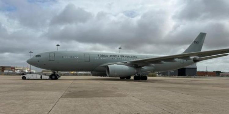 A aeronave KC-30 responsável pelas operações de repatriação