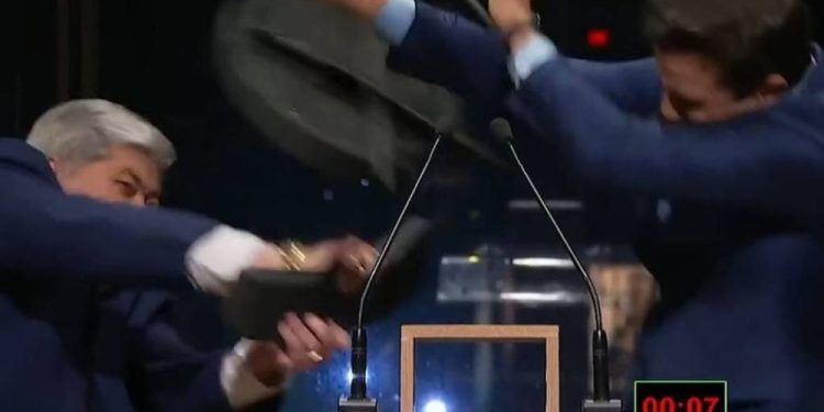 Com a cadeirada, Datenha ganhou 111 mil contas nas redes sociais