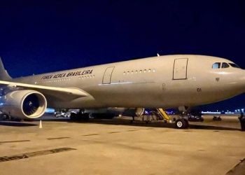 O avião KC-30, da FAB. decolou do Rio de Janeiro na madrugada de quarta em direção a Beirute