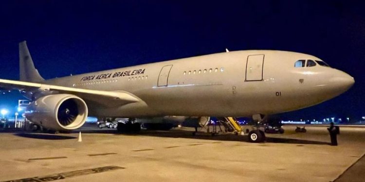O avião KC-30, da FAB. decolou do Rio de Janeiro na madrugada de quarta em direção a Beirute