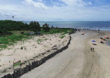 A família Fragoso é acusada de cercar o Pontal do Maracaípe, restringindo o acesso à praia