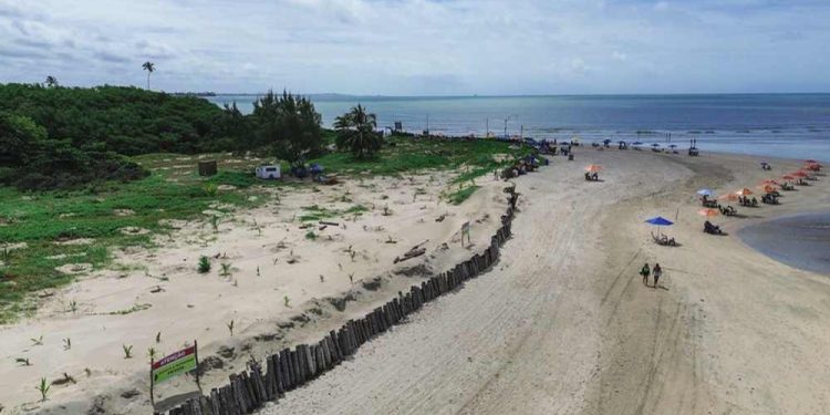 A família Fragoso é acusada de cercar o Pontal do Maracaípe, restringindo o acesso à praia
