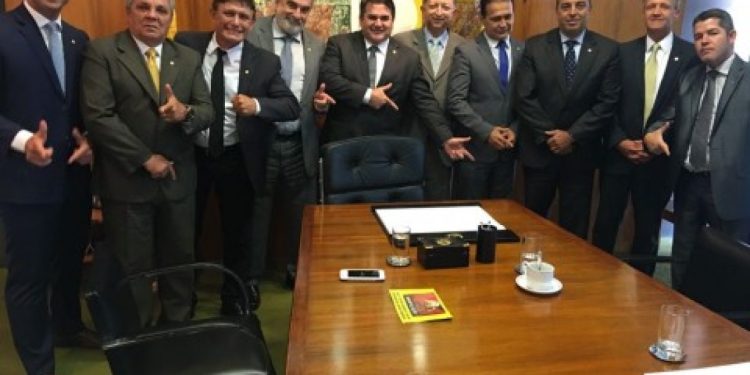 Com 250 deputados, bancada da bala vai conversar com Arthur Lira na próxima semana para tentar barrar avanço da PEC da Segurança