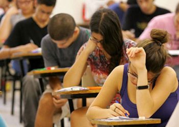 Portões serão abertos às 12h e fechados às 13h. Aplicação das provas começará meia hora depois com uma redação, 45 questões de linguagens e 45 questões de ciências humanas.