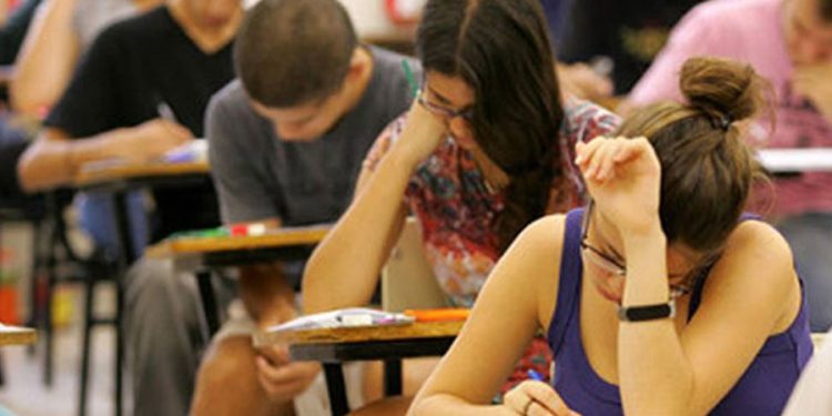 Portões serão abertos às 12h e fechados às 13h. Aplicação das provas começará meia hora depois com uma redação, 45 questões de linguagens e 45 questões de ciências humanas.