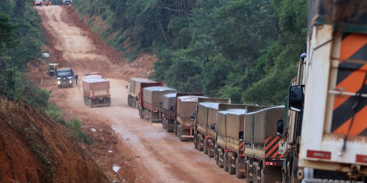 Situação da malha rodoviária brasileira segue ruim, apesar de uma pequena melhora na qualidade geral, aponta pesquisa da CNT.