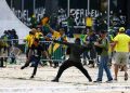 Vândalos destruíram vidraças e objetos dos Três Poderes, em Brasília