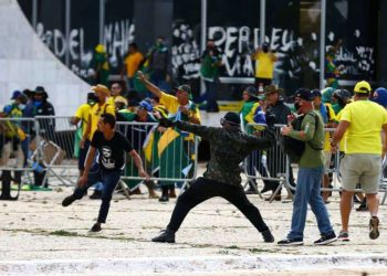 Vândalos destruíram vidraças e objetos dos Três Poderes, em Brasília