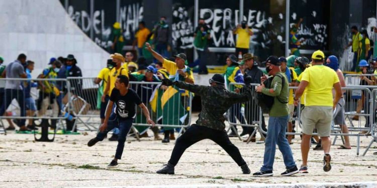 Vândalos destruíram vidraças e objetos dos Três Poderes, em Brasília