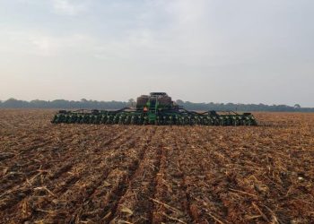 Grupo Bom Futuro plantando soja