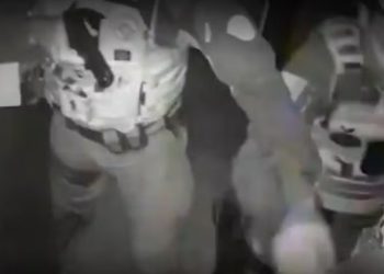 Policiais durante abordagem que resultou na morte de Marco Aurélio Cardenas Acosta, de 22 anos