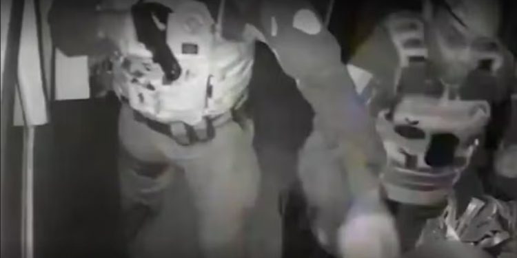 Policiais durante abordagem que resultou na morte de Marco Aurélio Cardenas Acosta, de 22 anos