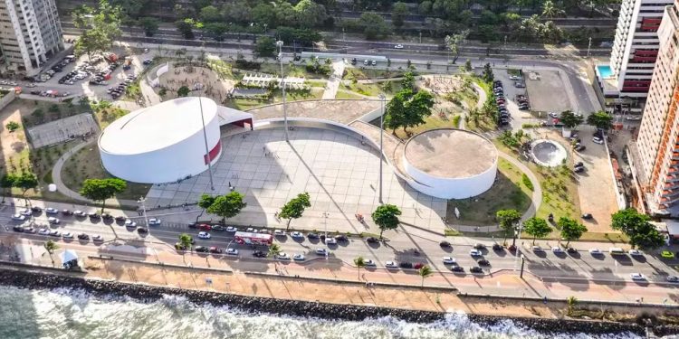 Moradores próximos dizem obras afetam o conjunto do Parque Dona Lindu e ameaçam a estrutura dos prédios vizinhos