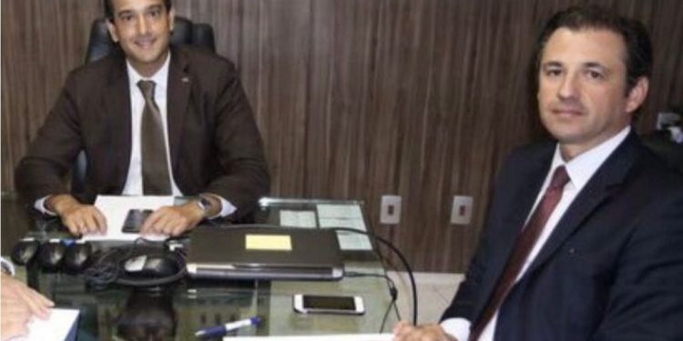 O conselheiro Ronnie Duarte (esq.)  e o presidente Fernando Lins que "operaram" a trama