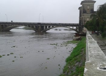 Imagens foram feitas no começo da noite de sábado (2) em Jaguarão. Precipitação chegou a 80 milímetros em cerca de duas horas, enquanto média esperada para o mês de novembro é de 95 milímetros.