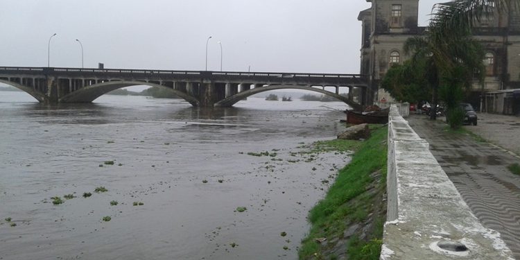 Imagens foram feitas no começo da noite de sábado (2) em Jaguarão. Precipitação chegou a 80 milímetros em cerca de duas horas, enquanto média esperada para o mês de novembro é de 95 milímetros.