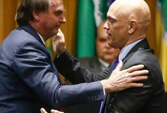"Morais tem uma assessoria bastante criativa e faz tudo o que não diz a lei", dispara Bolsonaro